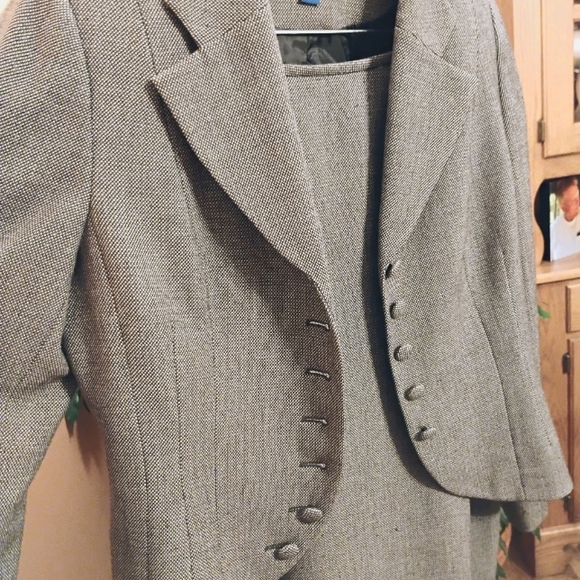 Two piece lined suit - Picture 7 of 7